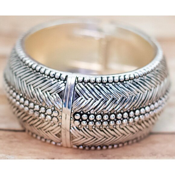 7 inch, Vintage Silver Tone Leaf Patterned Hinge Bangle - XX9 - Picture 2 of 3